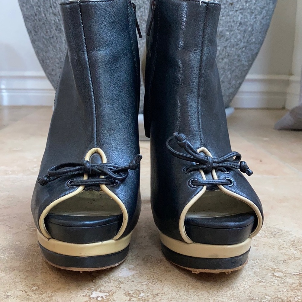 Pelle Moda ankle platform heel size 6M